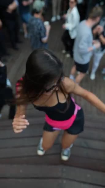 Festiwal Parku Jest Świadkiem Młodej Jasnej Dziewczyny Tańczącej Energią Wysokiej — Wideo stockowe