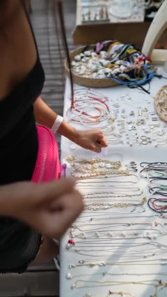 Marketteki Mücevherleri Karıştıran Zarif Genç Bir Kadının Ellerini Yakın Çekim — Stok video