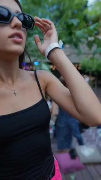 Okouzlující Mladá Žena Růžovými Pásky Ramenou Tančí Letním Parku Vysoce — Stock video