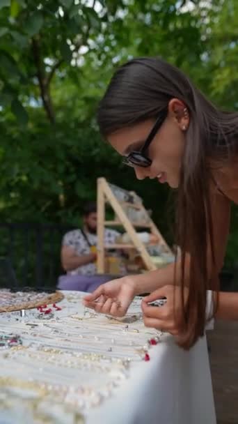 Şık Bir Genç Bayan Markette Mücevherleri Karıştırıyor Yüksek Kaliteli Fullhd — Stok video