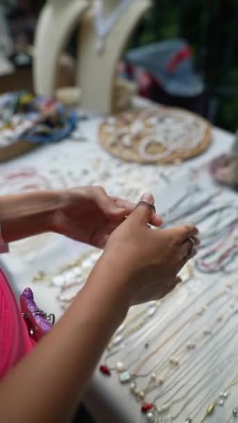 Widok Bliska Dziewczęce Dłonie Testowanie Biżuterii Targu Parku Wysokiej Jakości — Wideo stockowe