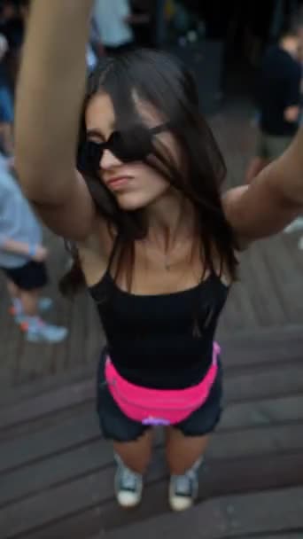 Fotoaparát Pořizuje Snímek Krásné Dívky Tančící Letním Parku Ukazující Své — Stock video