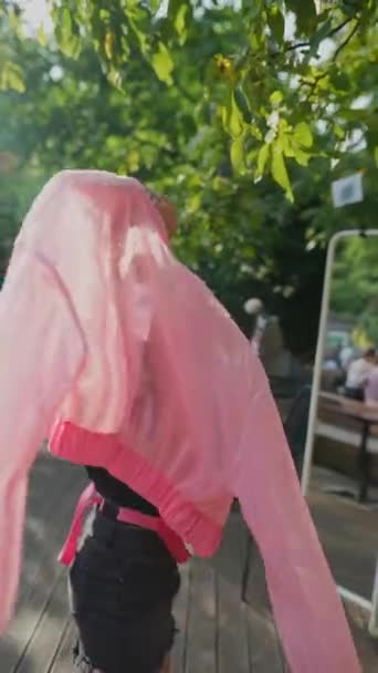 Die Junge Frau Sucht Sich Auf Dem Marktplatz Sommerliche Outfits — Stockvideo