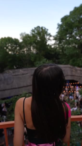 Девушка Танцует Балконе Фестивале Парке Высококачественные Fullhd Кадры — стоковое видео