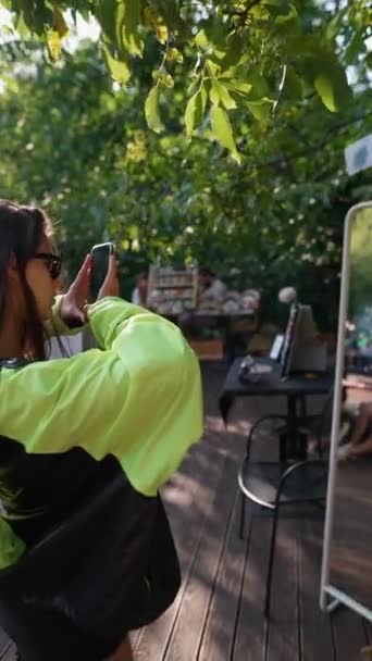 Uma Linda Garota Tira Uma Selfie Espelho Feira Verão Imagens — Vídeo de Stock