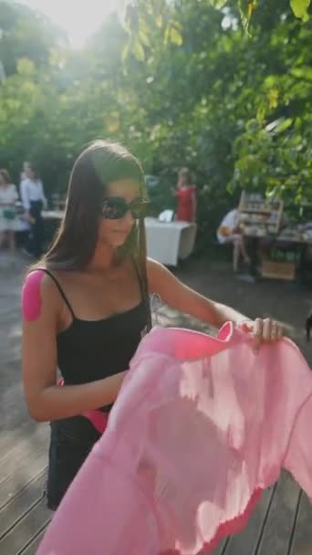 Auf Dem Sommermarkt Stöbert Das Mädchen Nach Bekleidung Hochwertiges Fullhd — Stockvideo