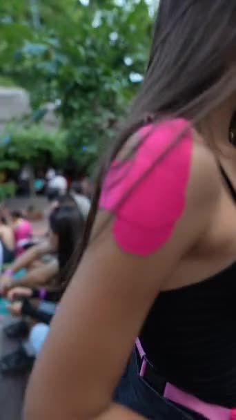 Une Jeune Fille Dynamique Danse Joyeusement Festival Dans Parc Des — Video