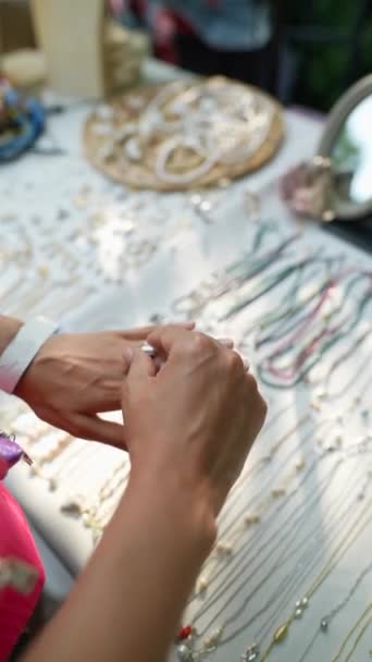 Kézműves Vásáron Egy Lány Gyűrűt Próbál Kiváló Minőségű Fullhd Felvételek — Stock videók