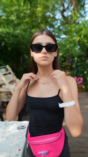 Jasna Nowoczesna Dziewczyna Różowymi Bransoletkami Rękach Decyduje Się Biżuterię Targu — Wideo stockowe