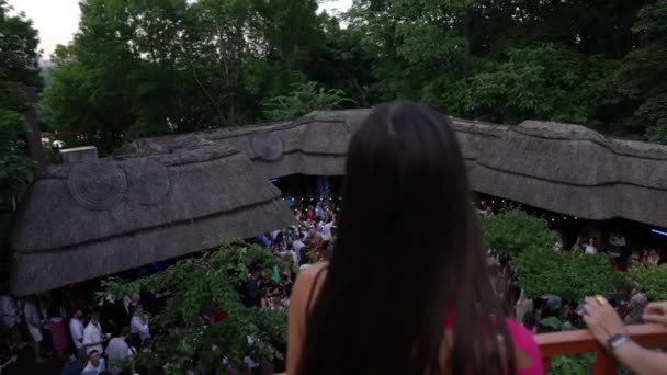 Dziewczyna Tańczy Balkonie Festiwalu Parku Wysokiej Jakości Materiał — Wideo stockowe