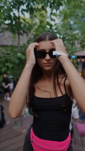 Młoda Dama Stylowych Okularach Przeciwsłonecznych Tętniących Życiem Opaskach Radością Tańczy — Wideo stockowe