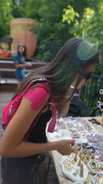 Una Joven Seleccionando Una Pieza Joyería Feria Imágenes Fullhd Alta — Vídeo de stock