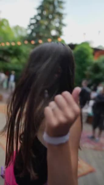 Młoda Kobieta Okularach Przeciwsłonecznych Opaskach Ramionach Tańczy Energicznie Festiwalu Wysokiej — Wideo stockowe