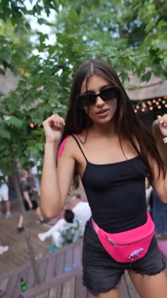Lassított Felvétel Színes Fiatal Lány Nyári Piacon Miközben Táncol Kiváló — Stock videók