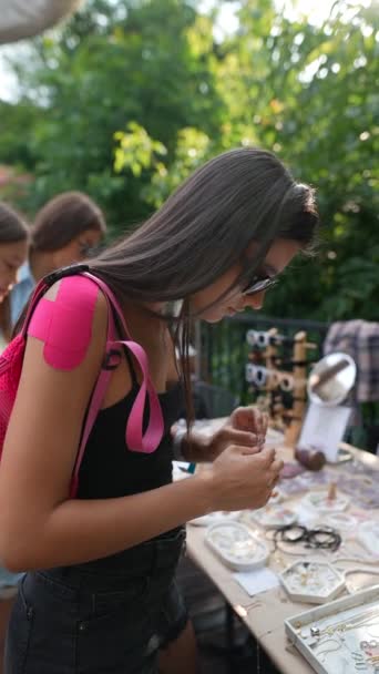 Eine Trendige Und Modische Frau Probiert Beim Sommerfest Ohrringe Hochwertiges — Stockvideo