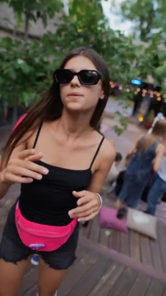 Mit Sonnenbrille Und Bunten Armbändern Arm Tanzt Das Muntere Mädchen — Stockvideo