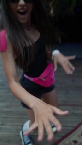 Стильная Молодая Девушка Солнечных Очках Топе Танцует Счастьем Летнем Баре — стоковое видео