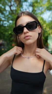 Panayırda kolye takmaya çalışan güzel bir genç kızın yüzü. Yüksek kaliteli FullHD görüntüler
