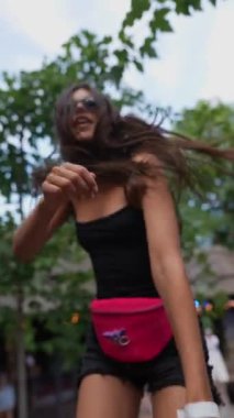 Kamera, yaz parkındaki festivalde genç ve güzel bir kızın dinamik dansını yakalıyor. Yüksek kaliteli FullHD görüntüler