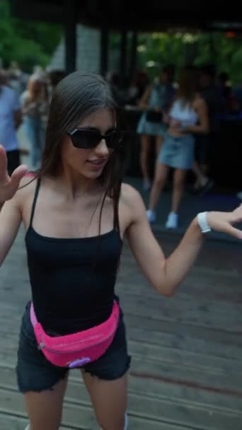 Żywa Kolorowa Młoda Kobieta Imprezuje Przy Muzyce Letnim Barze Wysokiej — Wideo stockowe