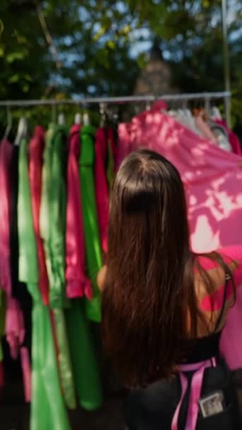 다채로운 여자는 추면서 시장에서 재킷을 시도합니다 고품질 Fullhd — 비디오