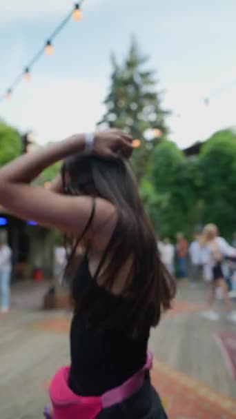 Modna Szczęśliwa Młoda Kobieta Ubrana Okulary Przeciwsłoneczne Top Tańczy Letnim — Wideo stockowe