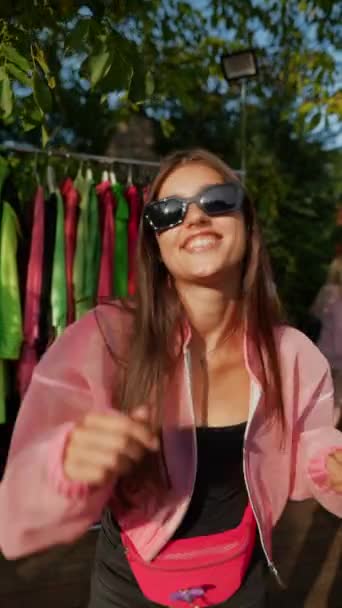在一个夏日的公园集市上 一位年轻貌美的女士在跳舞 优质Fullhd影片 — 图库视频影像