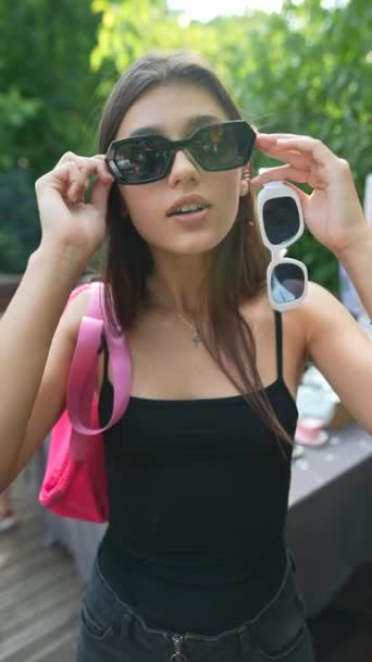 一位年轻貌美的女士在夏季展会上试戴太阳镜 优质Fullhd影片 — 图库视频影像