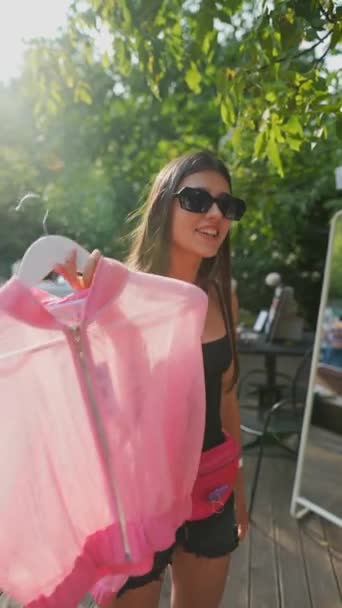 Młoda Kobieta Wybiera Ubrania Letnim Targu Wysokiej Jakości Materiał Filmowy — Wideo stockowe