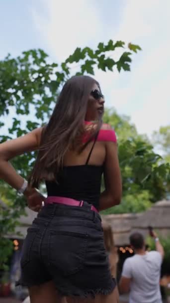 Парк Ярмарки Летний День Оживляет Ритмичный Танец Красивой Молодой Девушки — стоковое видео