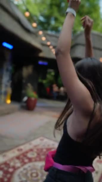 一位穿着太阳镜和上衣的时髦而快乐的年轻女士在夏季酒吧里跳舞 优质Fullhd影片 — 图库视频影像