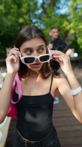 Una Mujer Encantadora Con Estilo Experimentando Con Gafas Verano Feria — Vídeos de Stock