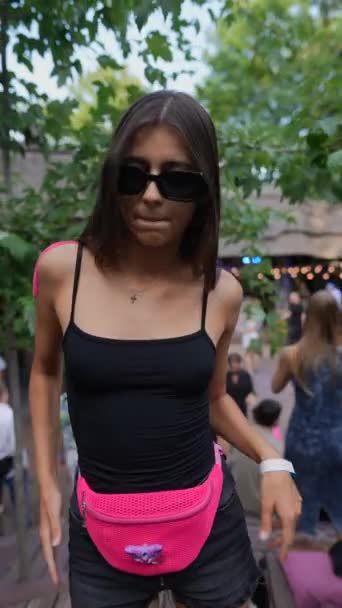 Rytmickými Pohyby Mladá Atraktivní Dívka Tančí Jarmarku Parku Slunečného Letního — Stock video