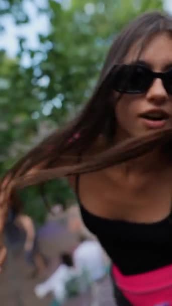Dynamiczne Ujęcie Uwiecznia Młodą Piękną Dziewczynę Tańczącą Festiwalu Letnim Parku — Wideo stockowe