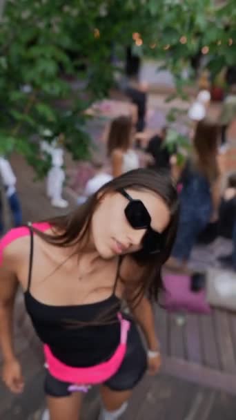 Shora Dolů Záběr Ukazuje Krásnou Dívku Tančící Letním Parku Její — Stock video