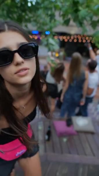 Милая Молодая Девушка Носящая Розовые Ленты Плечах Танцующая Летнем Парке — стоковое видео