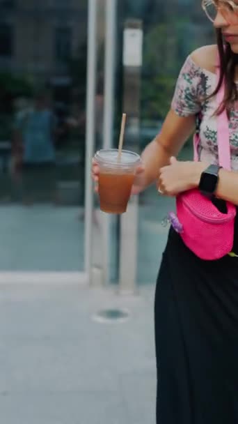 Een Prachtige Jonge Dame Met Een Koffie Een Smartphone Hand — Stockvideo