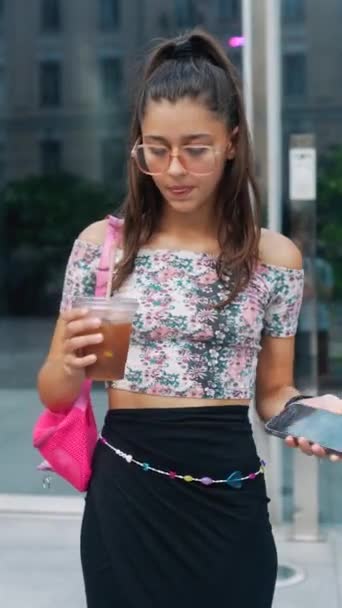 Une Magnifique Jeune Femme Avec Une Tasse Café Smartphone Dans — Video