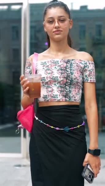 一个漂亮的年轻女子手里拿着咖啡和智能手机 在高峰时间匆忙赶路 高质量的4K镜头 — 图库视频影像