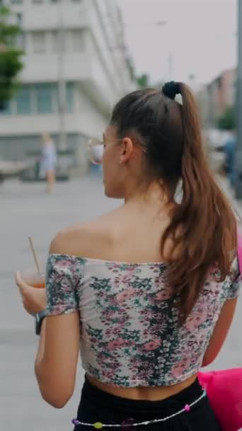 Стрілянина Позаду Показує Прекрасну Молоду Жінку Яка Поспішає Міських Вулицях — стокове відео