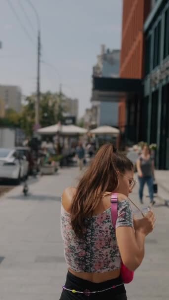 Modna Młoda Kobieta Biegnie Ulicami Miasta Spóźnia Się Czasem Pracy — Wideo stockowe