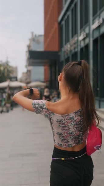 Оживленной Городской Улице Видна Энергичная Юная Леди Бегущая Толпе Время — стоковое видео