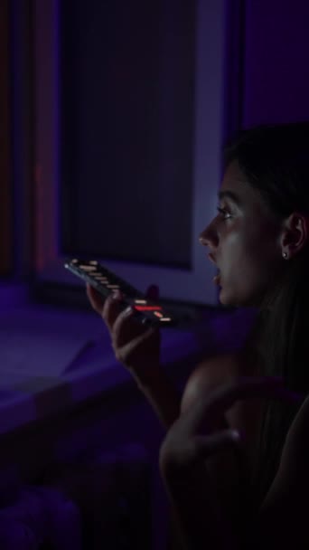 Travaillant Tard Dans Nuit Une Jeune Femme Est Sur Son — Video