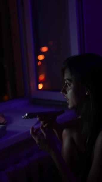 深夜时分 一位可爱的年轻女士站在电脑屏幕前 正在公寓里与人通电话 高质量的4K镜头 — 图库视频影像
