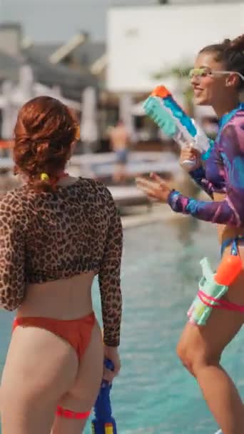 Біля Басейну Оживляють Модні Молоді Леді Які Танцюють Водяними Пістолетами — стокове відео