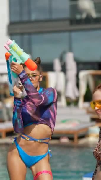 Chicas Jóvenes Vibrantes Con Pistolas Agua Muestran Sus Movimientos Baile — Vídeos de Stock