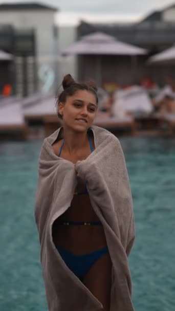 雨の中で優雅に踊る タオルと水着のカラフルな若い女性は プールエリアにバイブレーションを追加します 高品質の4K映像 — ストック動画