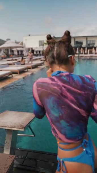 Színes Lányok Fürdőruhában Játékosan Spriccelnek Vizet Egymásra Vízipisztollyal Kiváló Minőségű — Stock videók