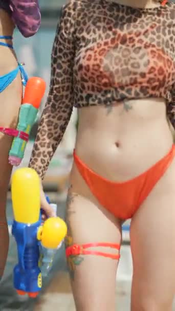 Wokół Basenu Zbierają Się Ślicznotki Bikini Wysokiej Jakości Materiał — Wideo stockowe