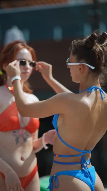 プールサイドでビキニの美しい若い女の子 高品質の4K映像 — ストック動画